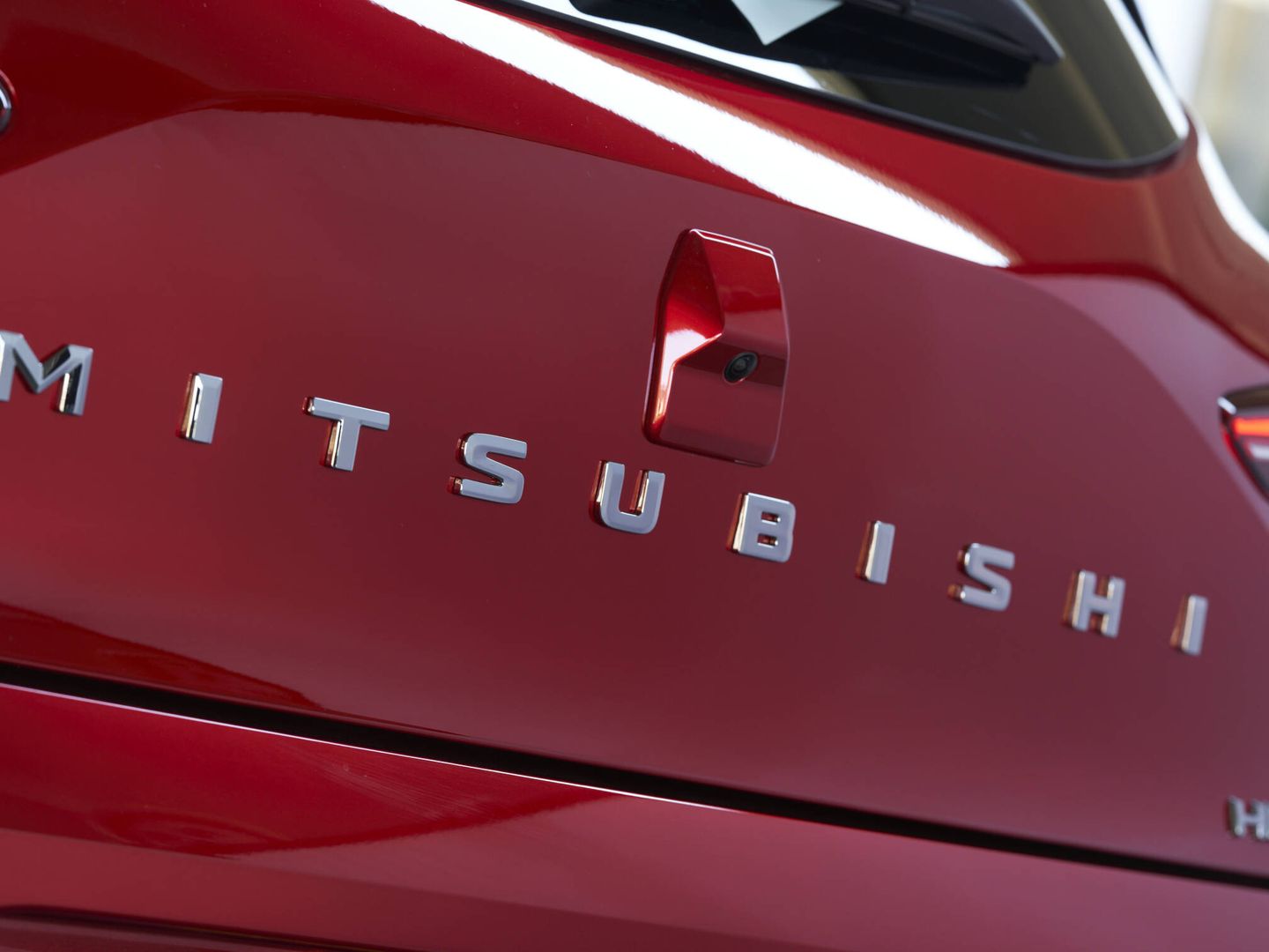 El Clio lleva su nombre en letras en la trasera; mientras el Colt luce Mitsubishi.