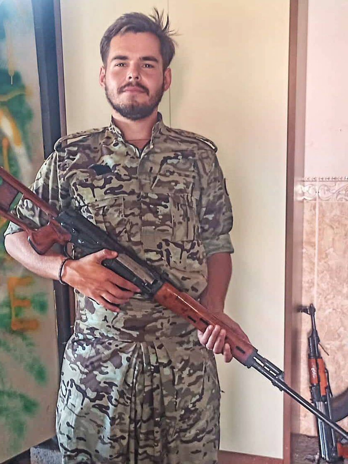 El manchego Francisco Floro, ya en Polonia con un dragunov y el uniforme de la milicia kurda. (F. B.)
