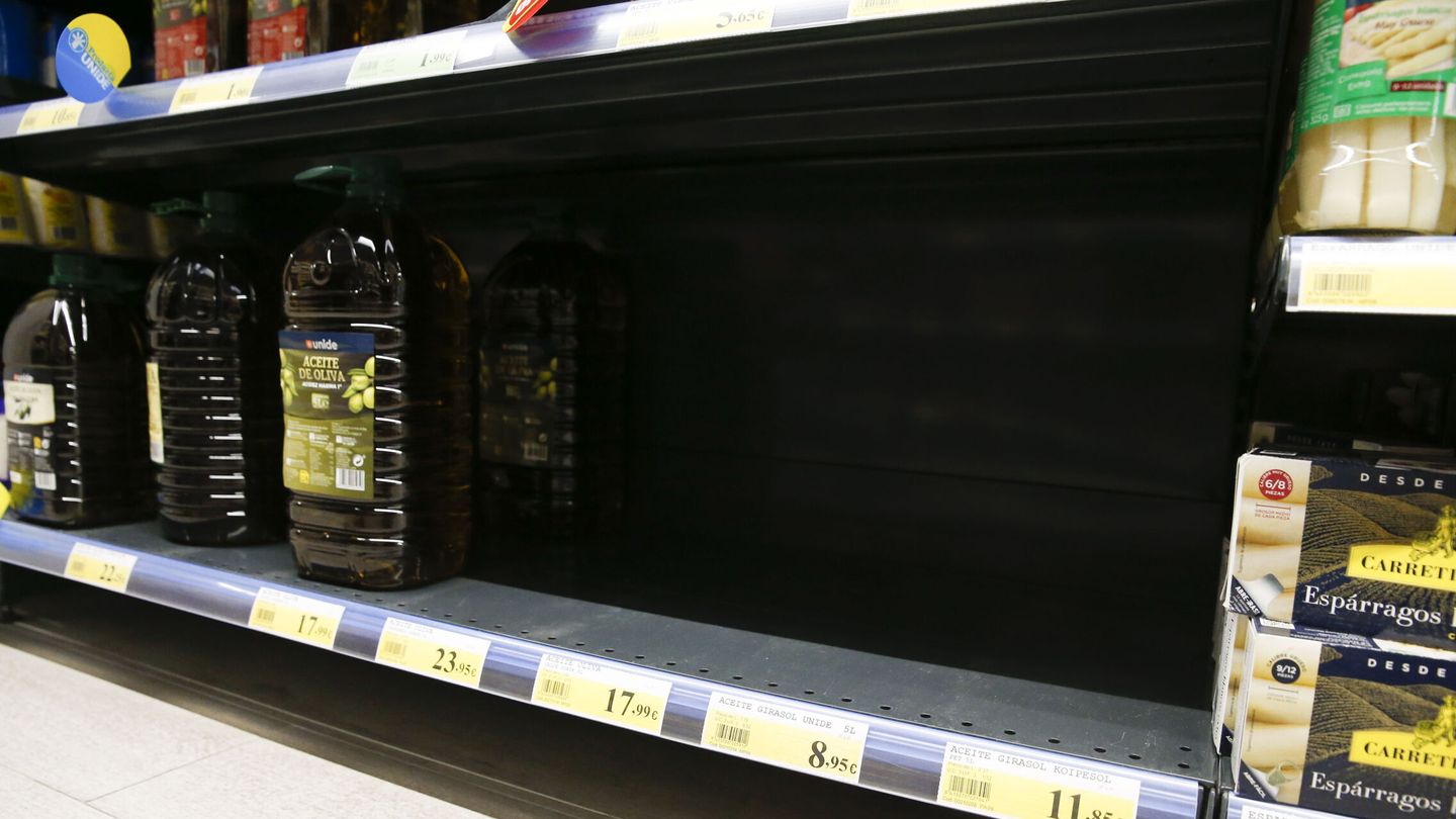 Desabastecimiento de aceite en un supermercado. (EFE/Diego Fernández) 