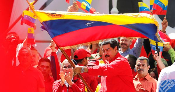 Foto: Nicolás Maduro en una marcha en Caracas. (EFE)