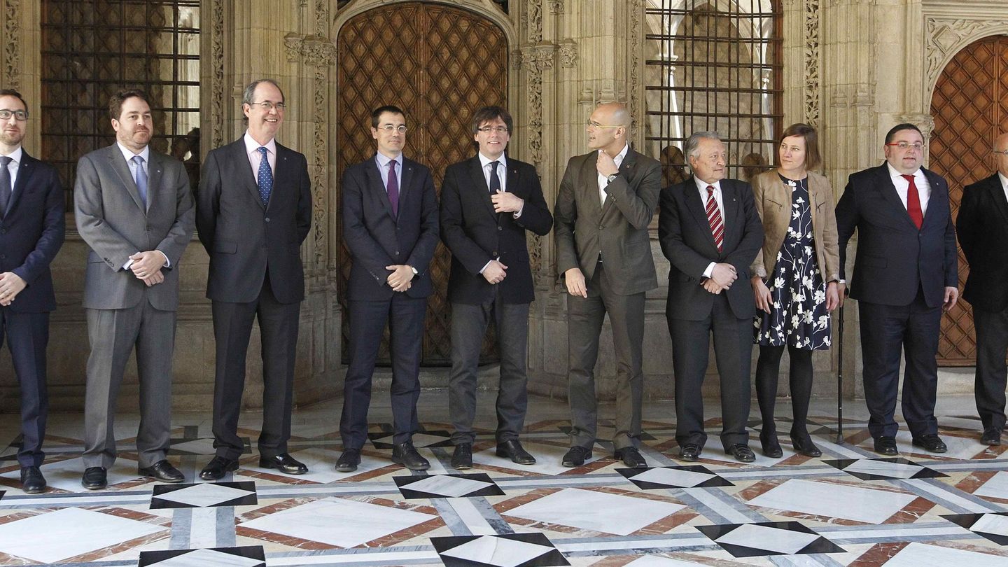 Martí Anglada (4ºd), junto a Carles Puigdemont y otros delegados catalanes en el exterior. (EFE)