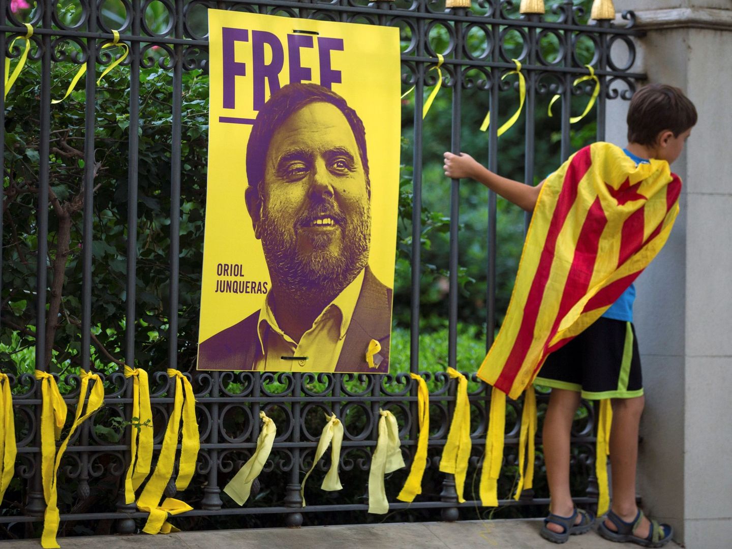 Lazos amarillos colocados ante una fotografía del exvicepresidente Oriol Junqueras. (EFE)