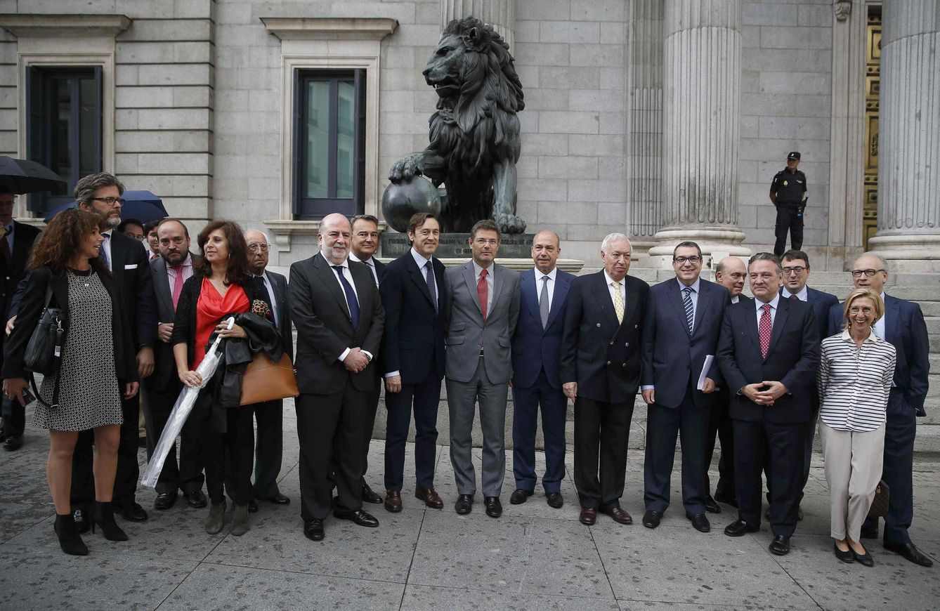 El ministro de Justicia, Rafael Catalá (c), junto a García-Margallo (4d) y miembros de la comunidad judia española (Efe).