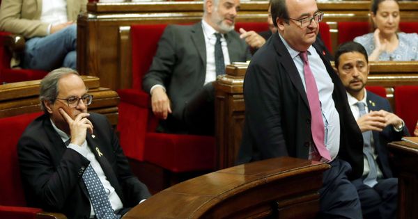 Foto: l primer secretario del PSC, Miquel Iceta, pasa ante el presidente de la Generalitat, Quim Torra. (EFE)