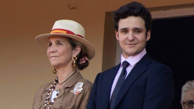 Felipe Juan Froilán, junto a su madre en una imagen de archivo. (EFE)