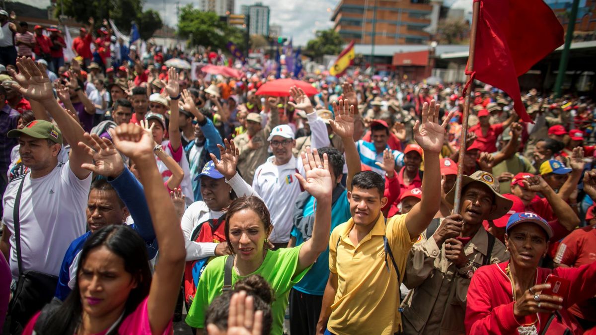 Colombia reabre la frontera con Venezuela pero el paso sigue bloqueado