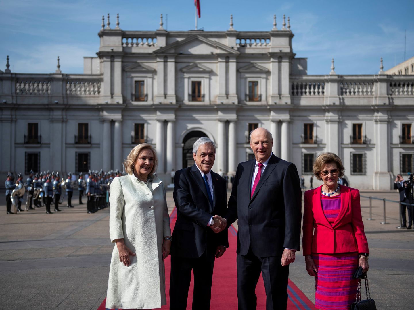 Los reyes de Noruega, recibidos en el Palacio de la Moneda por el presidente Sebastián Piñera y la primera dama. (Reuters)