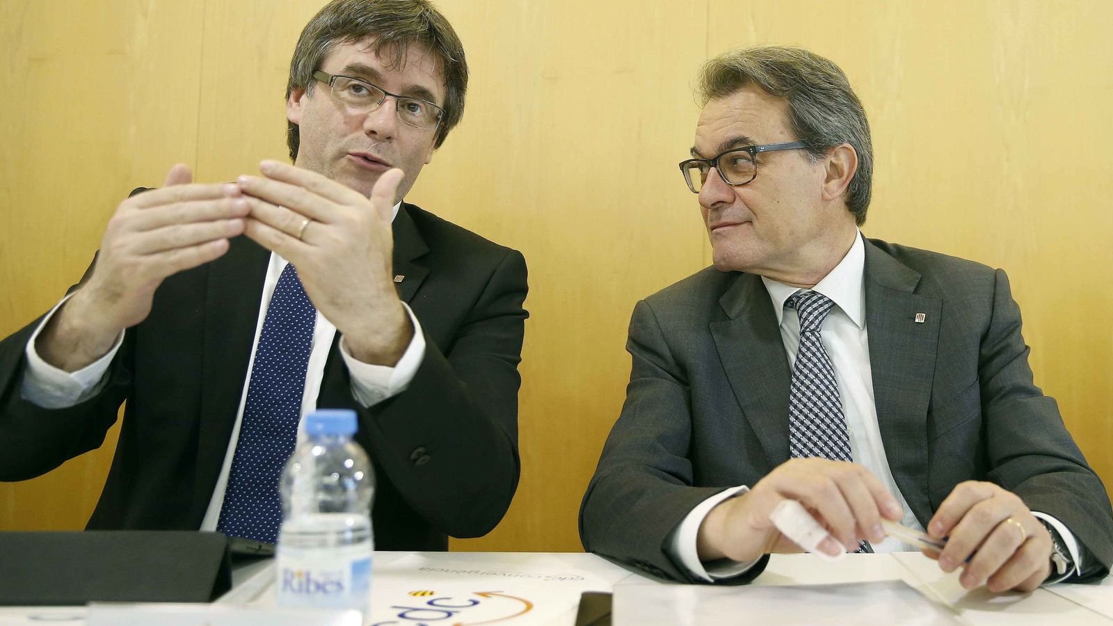 Foto: El presidente de la Generalitat, Carles Puigdemont (i), junto al presidente del PDC, Artur Mas. (EFE)
