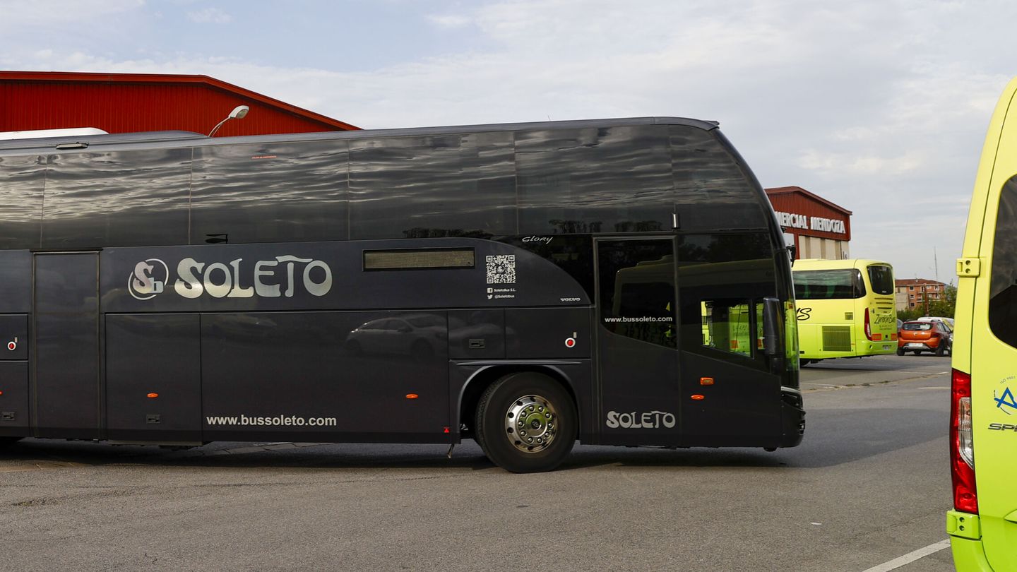 Uno de los autobuses que prestan el servicio de transporte escolar en Vizcaya. (EFE/Luis Tejido)