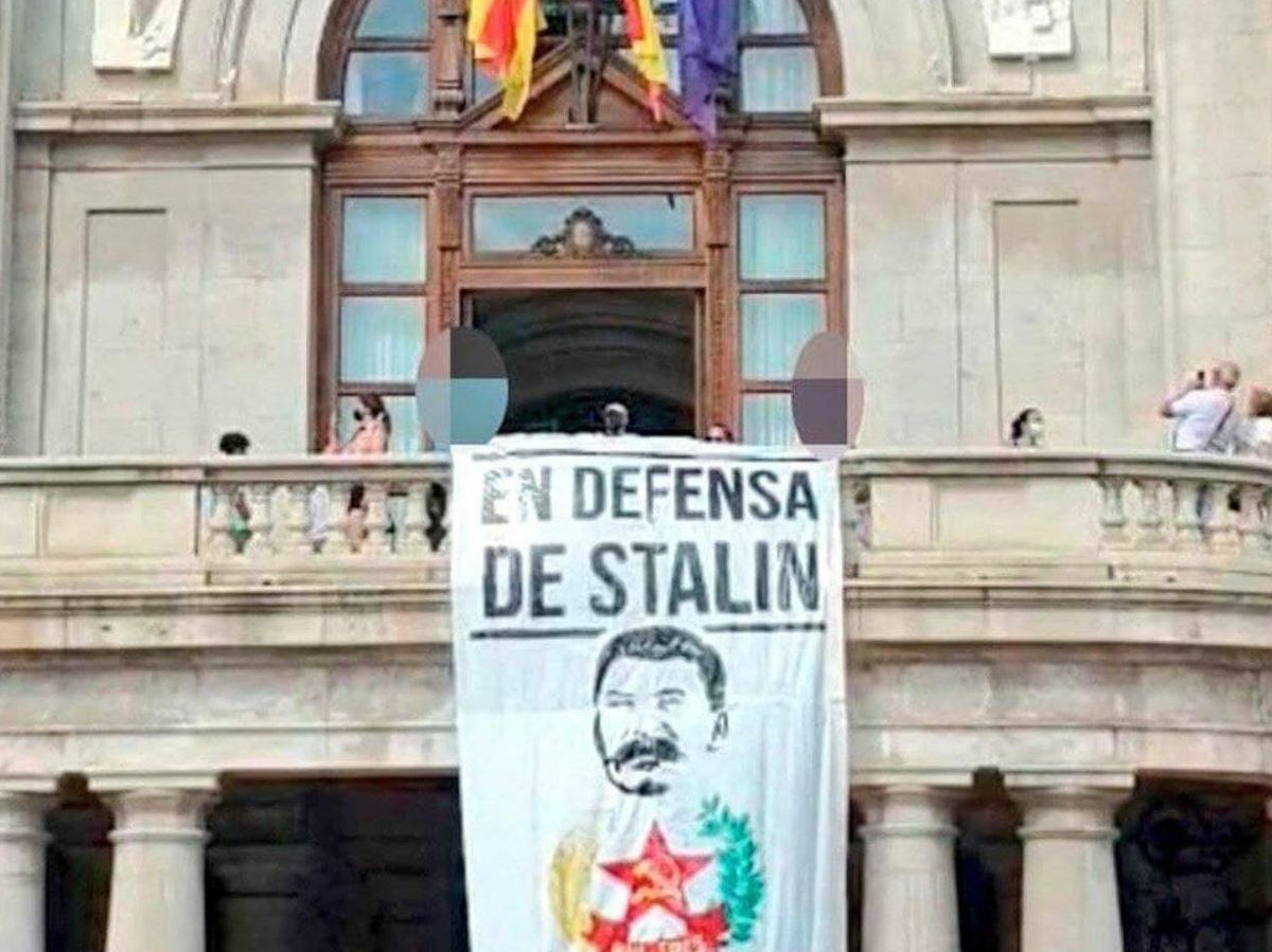 Foto: La bandera de Stalin colgada en el Ayuntamiento de Valencia