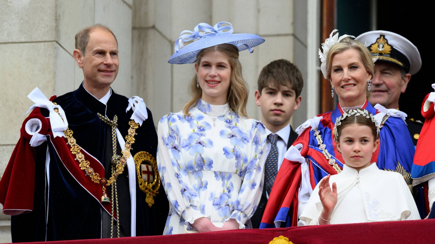 Los duques de Edimburgo junto a su hija, Lady Louise Windsor, durante la coronación de Carlos III (Gtres)