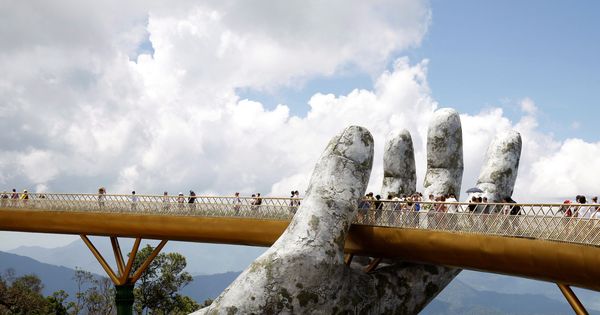 Foto: Los turistas caminan por la estructura de la mano gigante en el Golden Bridge en la colina Ba Na cerca de la ciudad de Danang. REUTERS