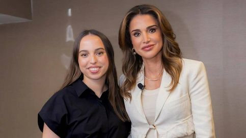 Rania de Jordania y su hija Salma comparten trabajo y pasión por las tendencias: denim y chaqueta cropped