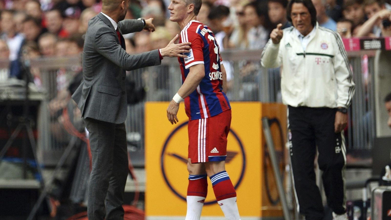 Foto: Pep Guardiola habla con Schweinsteiger y señala a Hans Wilhelm Müller-Wohlfahrt , médico del Bayern (Efe)