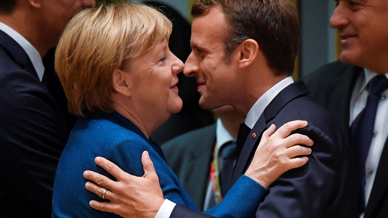 Foto: Angela Merkel, canciller alemana, saluda a Emmanuel Macron, presidente francés. (Reuters)