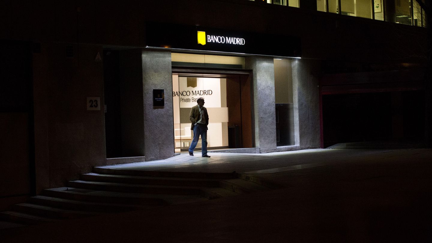 La entrada a la sede principal de Banco Madrid. (Pablo López Learte)