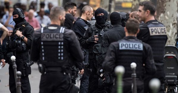 Foto: Abaten a un hombre tras asesinar a otros dos cerca de París al grito de 'Alá es grande'. (EFE)