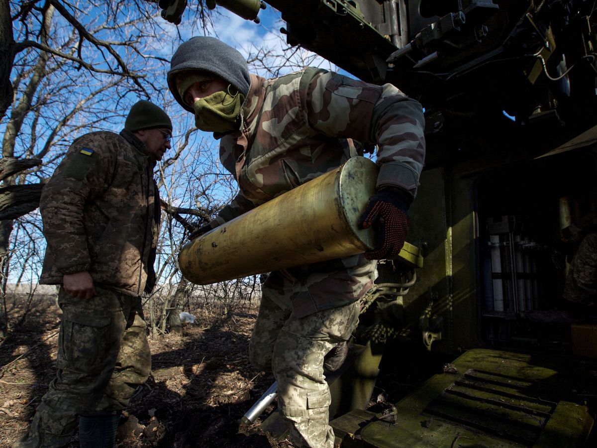 Foto: Un soldado ucraniano en Bajmut. (Reuters/Anna Kudriavtseva)
