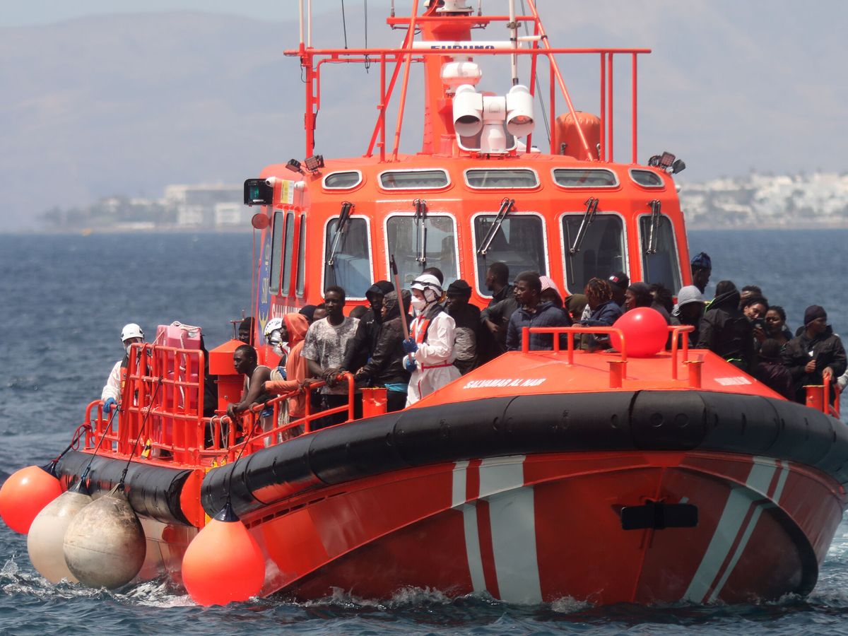 Foto: La salvamar Al Nair, en un rescate en el puerto de Arrecife. (EFE/Adriel Perdomo)