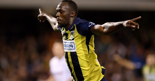 Foto: Usain Bolt celebra uno de sus dos goles en un partido en Australia este viernes 12 de octubre. (EFE)
