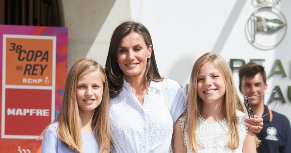 Foto: La reina Letizia junto a sus hijas, Leonor y Sofía. (Limited Pictures)