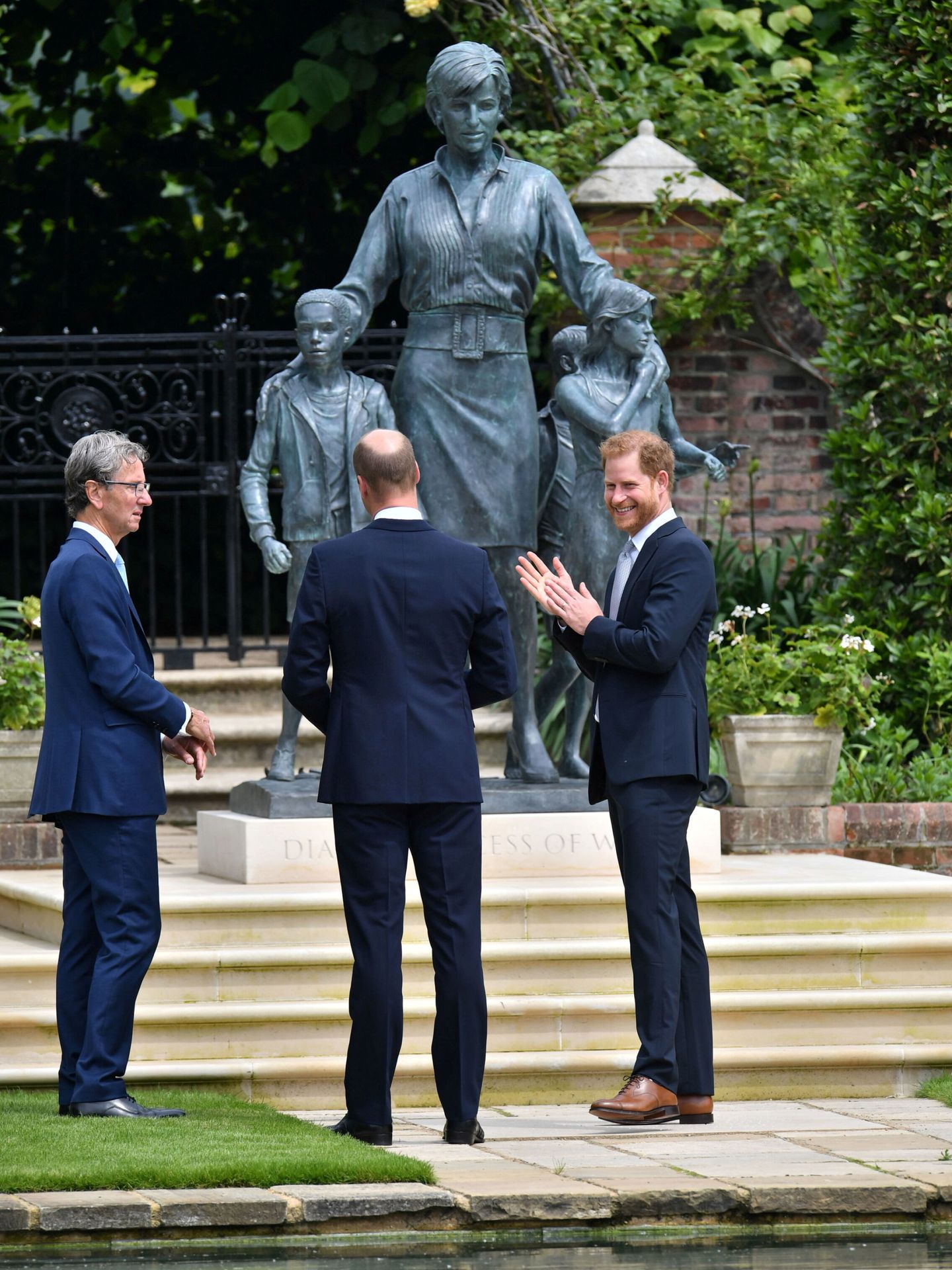 Harry y Guillermo, el día del descubrimiento de la estatua de Diana. (Reuters)