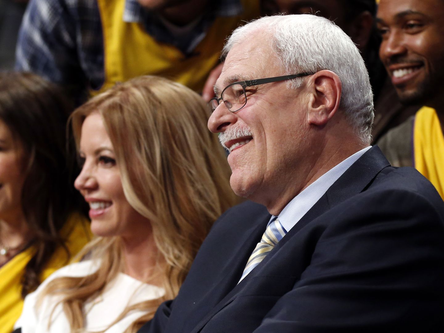 Phil Jackson, junto a Jeanie Buss, copoprietaria de Los Lakers (Reuters). 