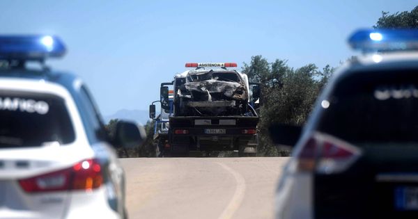 Foto: El coche de José Antonio Reyes, en el momento de ser trasladado por una grúa. (EFE)