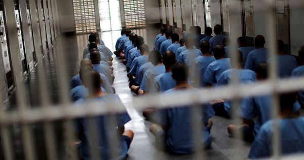 Foto: Un grupo de presos se sienta durante una inspección en la prisión de alta seguridad Klong Prem en Bangkok, en julio de 2016. (Reuters)