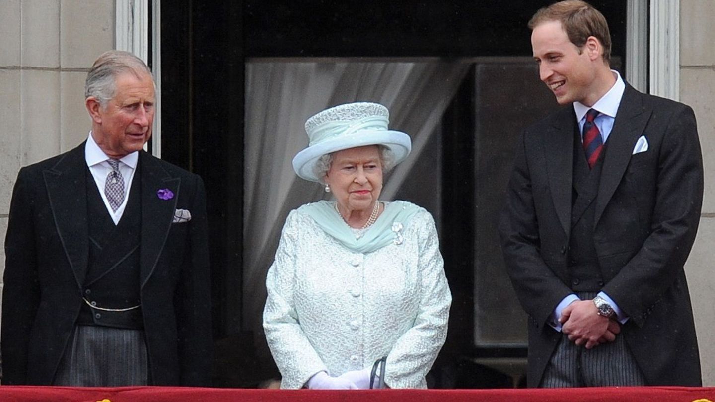 Isabel II, Carlos de Inglaterra y el príncipe Guillermo, en el balcón del palacio de Buckingham. (EFE/Andy Rain)