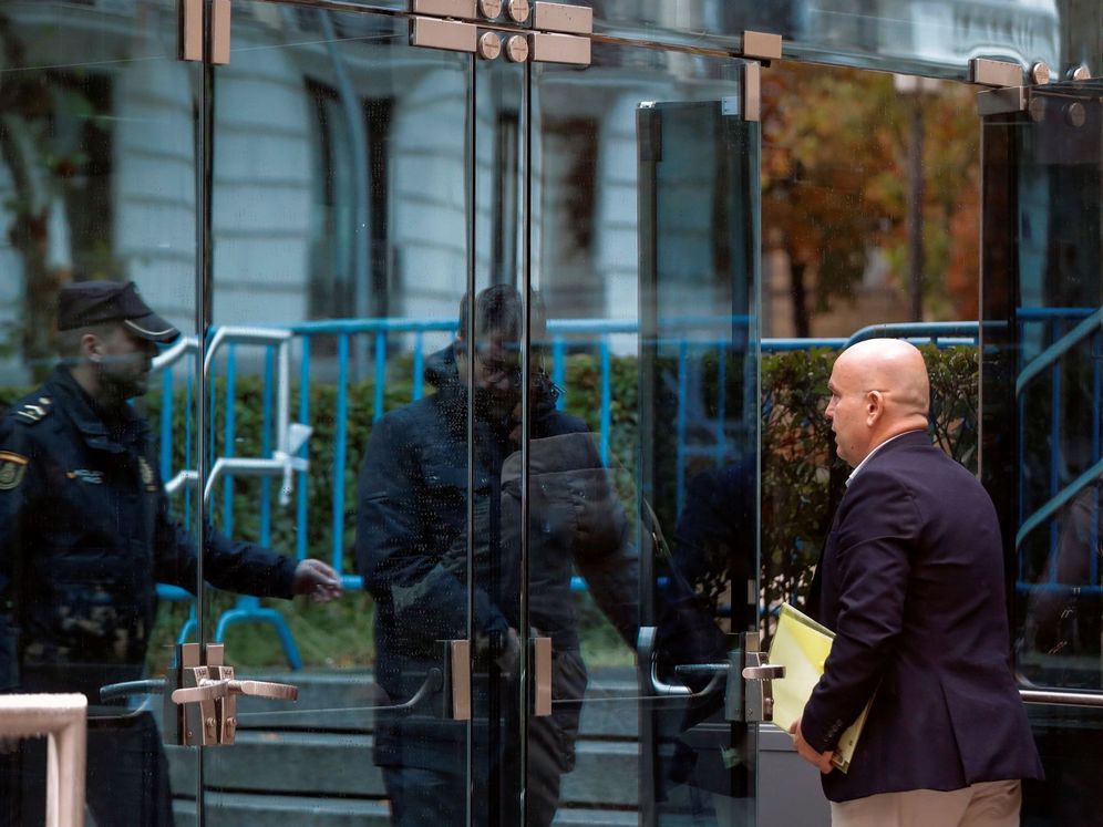 Foto: El abogado de Carles Puigdemont y de Quim Torra, Gonzalo Boye Tusset, a su llegada a la Audiencia Nacional. (EFE)