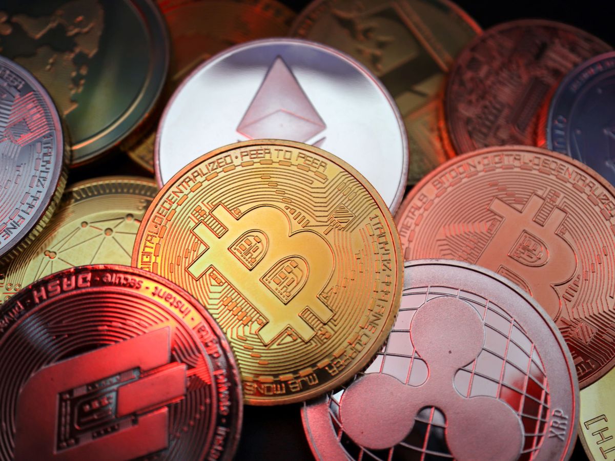 Foto: Representaciones de criptomonedas, incluyendo Bitcoin, Dash, Ethereum, Ripple y Litecoin. (Reuters)
