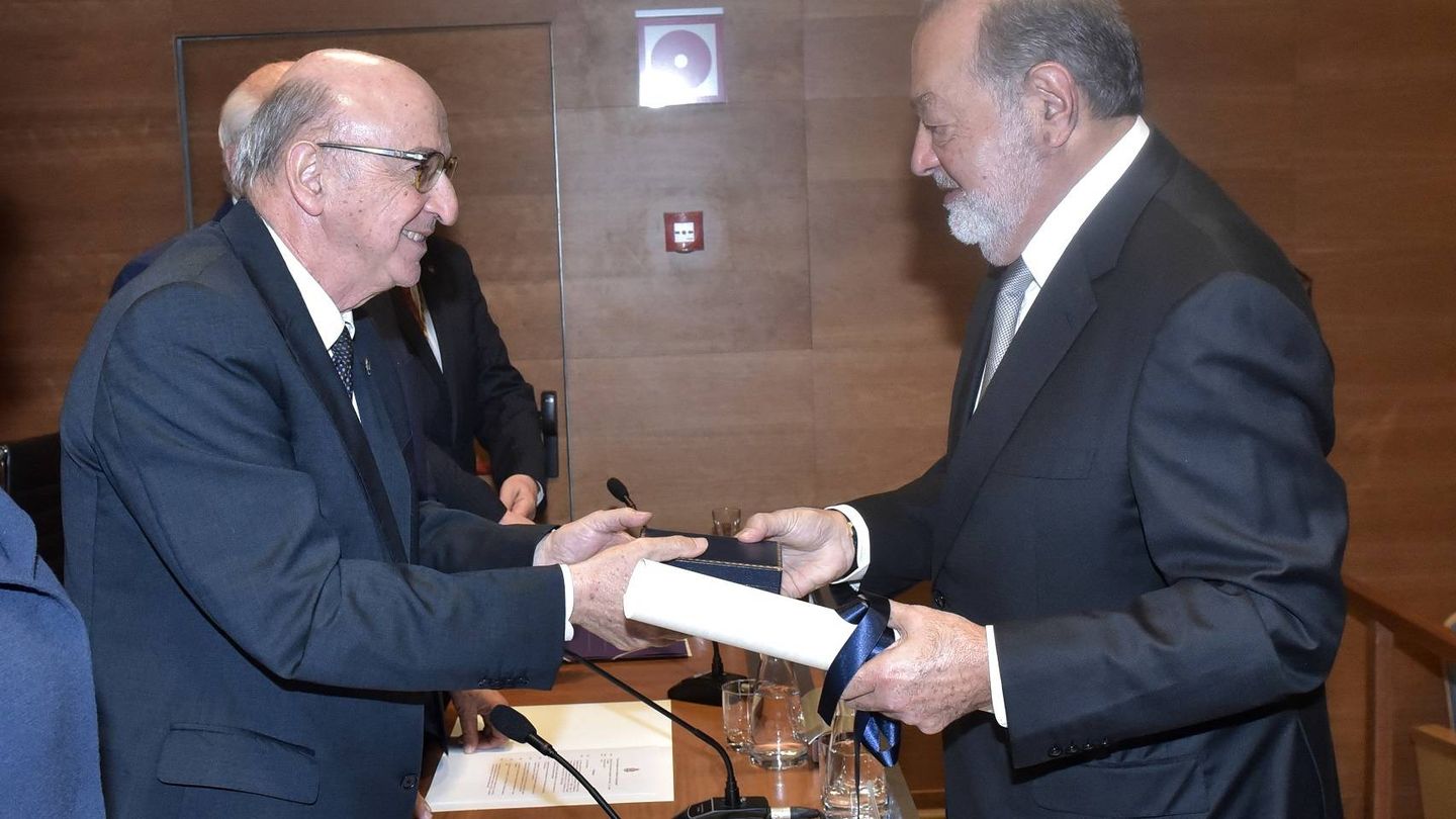  El magnate mexicano recibe su diploma de manos del presidente de la RAI.