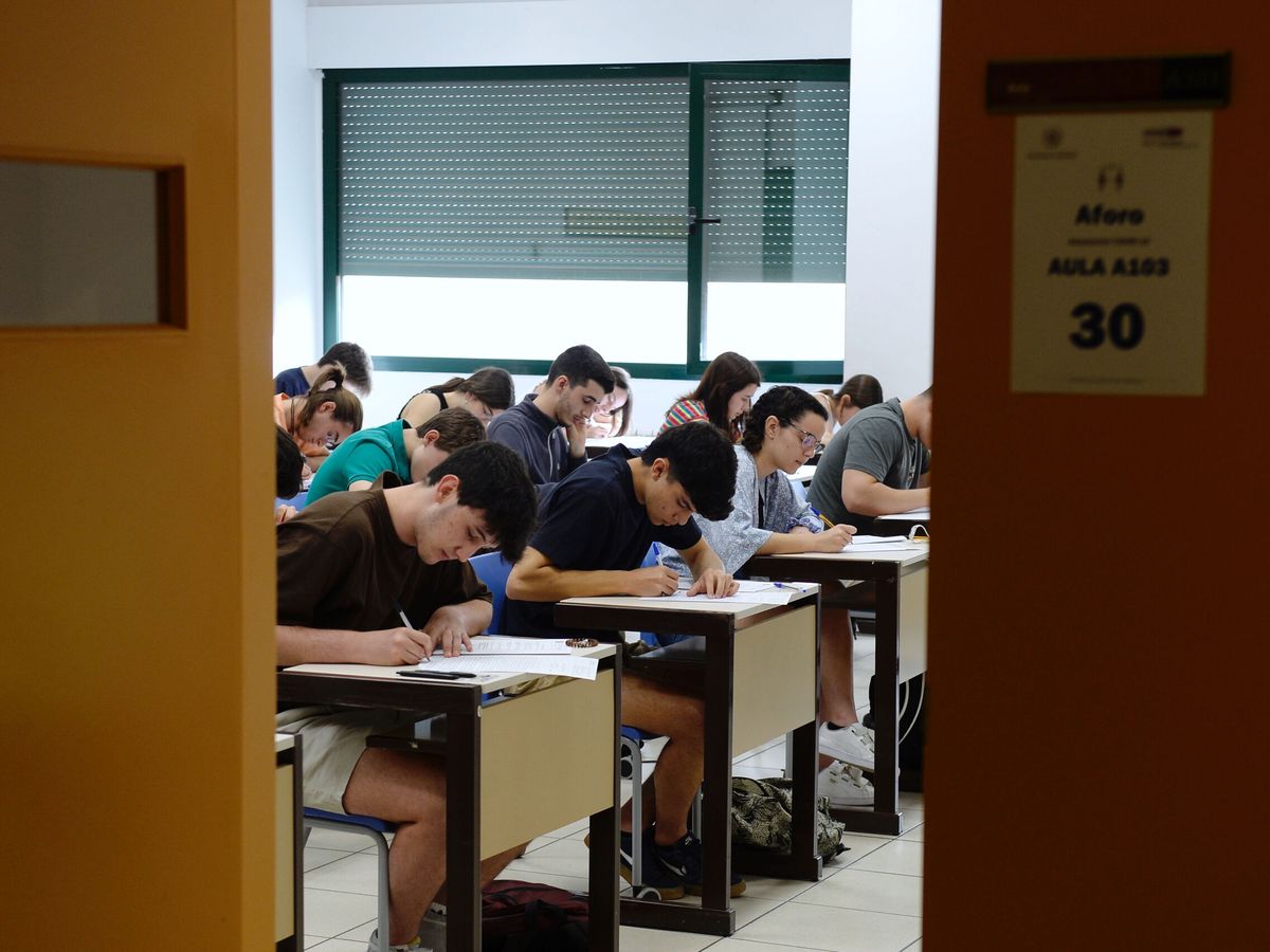Foto: Varios jóvenes durante el examen de la prueba de acceso a la Universidad. (EFE)