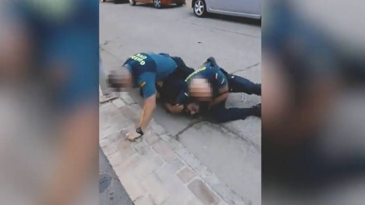 Denuncian el "homicidio imprudente" de su hijo tras una "brutal" detención en Sevilla