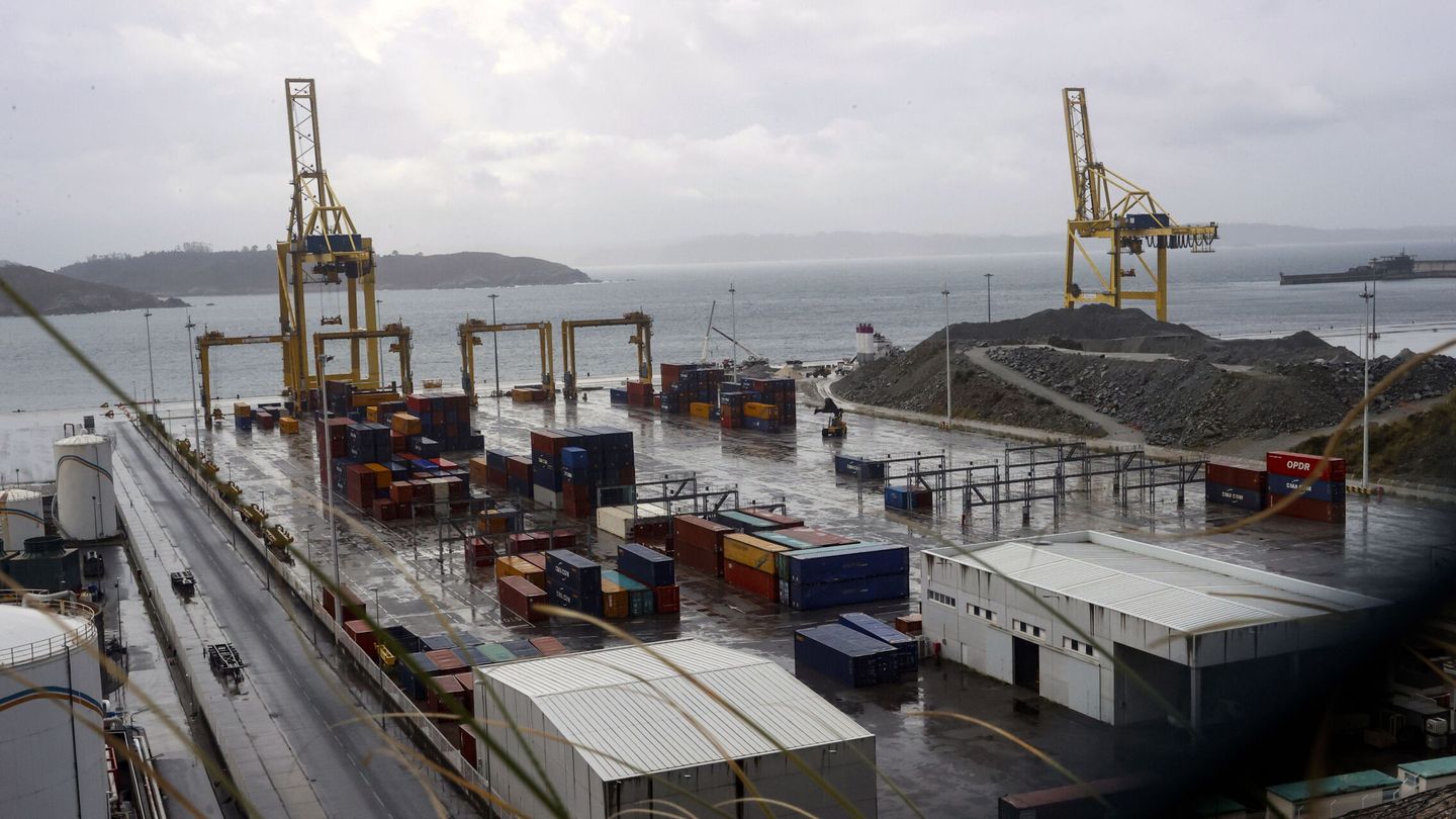 Puerto exterior de Ferrol, donde Arcfox sitúa su base para la venta de eléctricos en Europa. (EFE/Kiko Delgado)