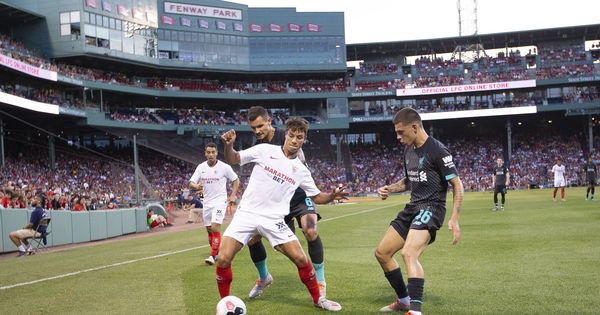 Foto: El Sevilla y Óliver Torres en su amistoso de EEUU ante el Liverpool. (EFE)