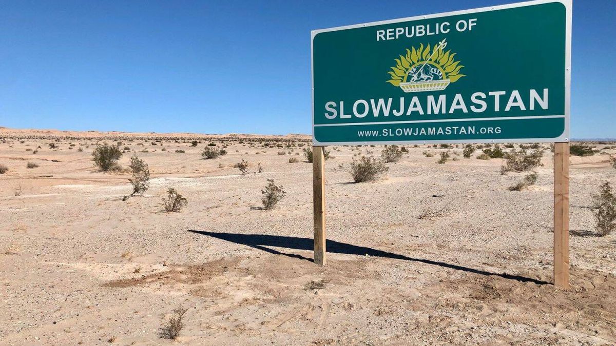 Bienvenidos a la República de Slowjamastán: un país fundado por un DJ en pleno desierto 