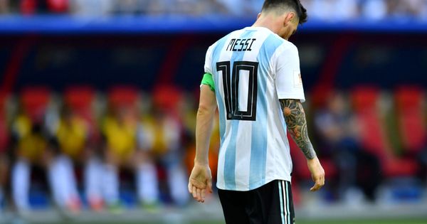 Foto: Messi abandona el campo cabizbajo después de ser eliminado del Mundial. (Reuters)