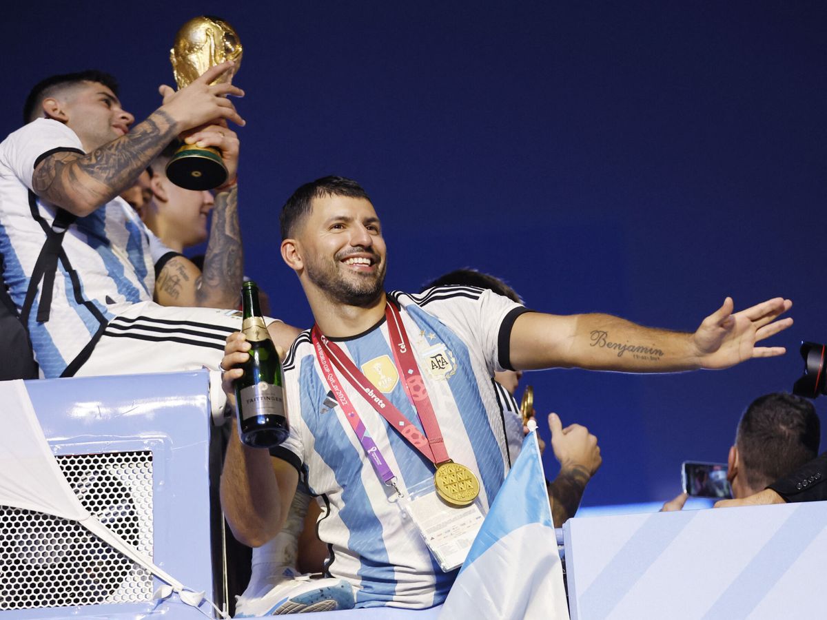 Foto: El Kun Agüero celebrando la victoria de Argentina en el Mundial de Qatar 2022. (Reuters/Thaier Al-Sudani)