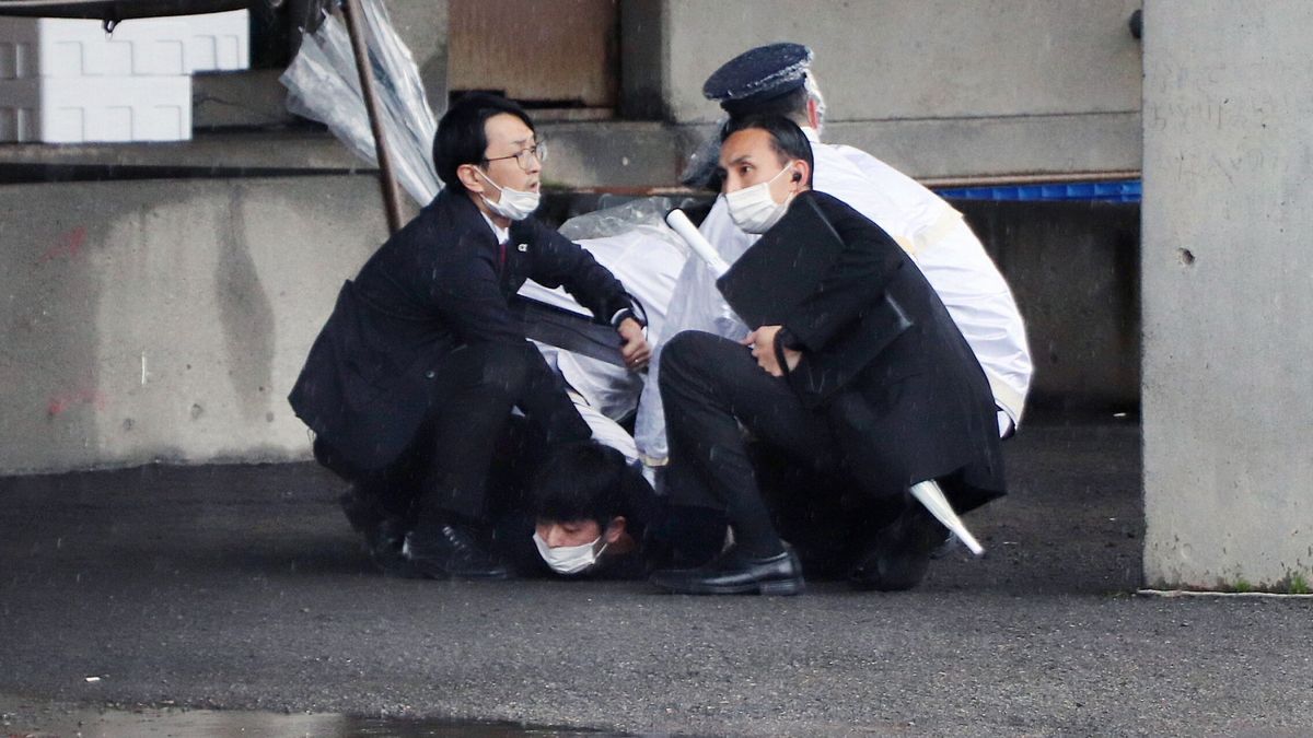 El primer ministro de Japón es evacuado tras una explosión cuando visitaba un puerto