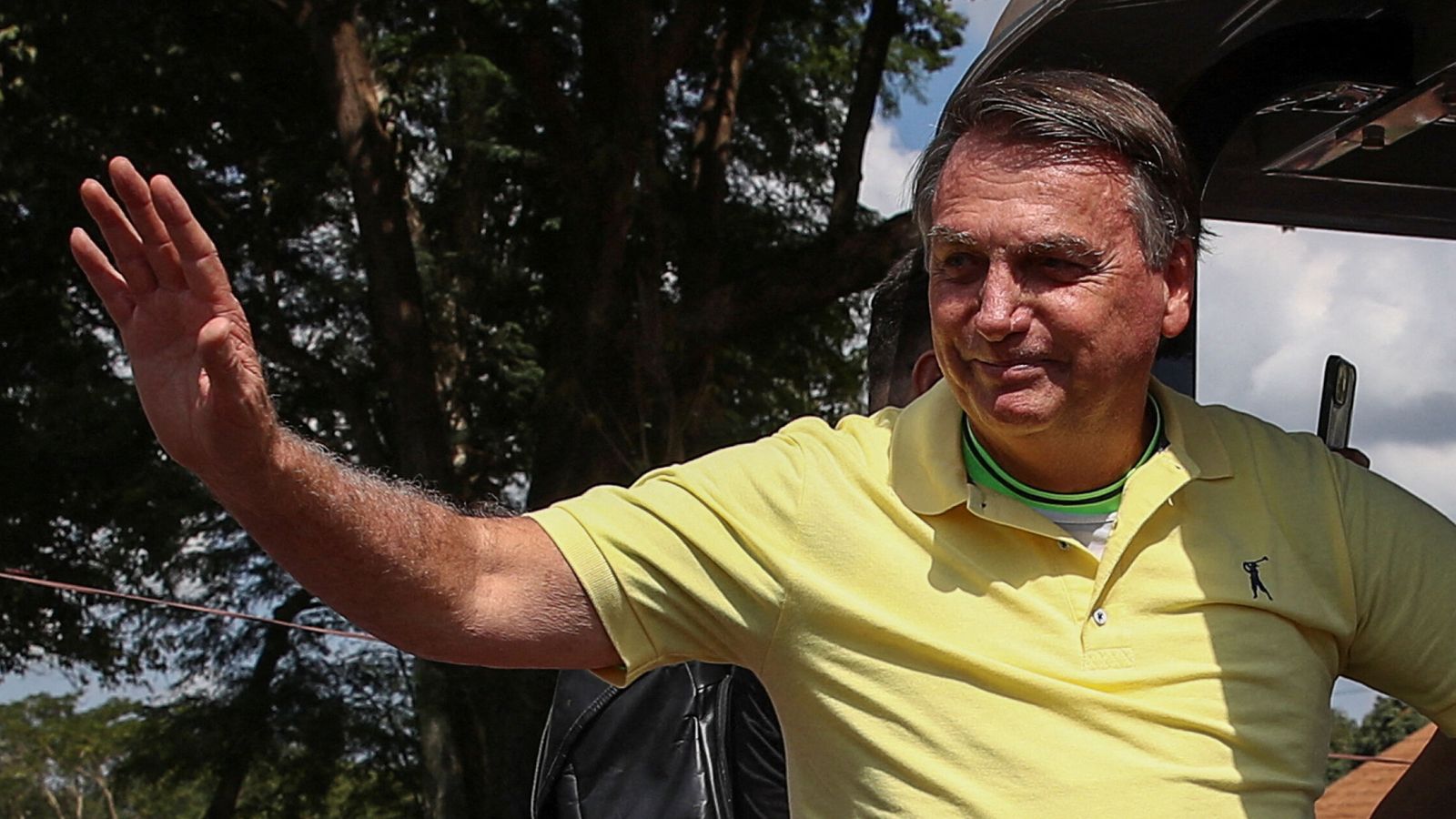 El expresidente de Brasil, Jair Bolsonaro, saludando a sus simpatizantes. (Reuters/Carla Carniel)