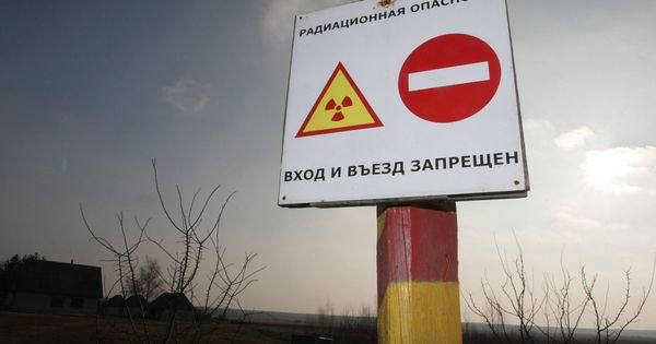 Foto: Cartel en Babchin, a 30 kilómetros de Chernóbil (EFE)