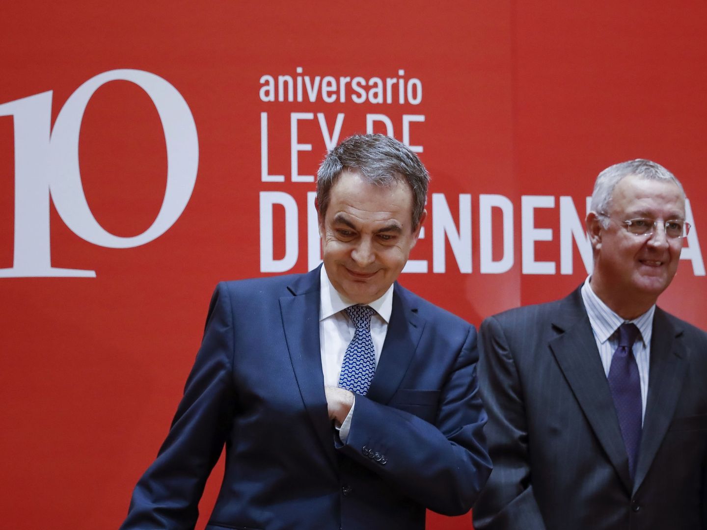 José Luis Rodríguez Zapatero, a la izquierda, junto a Jesús Caldera, en un acto del PSOE. (EFE)