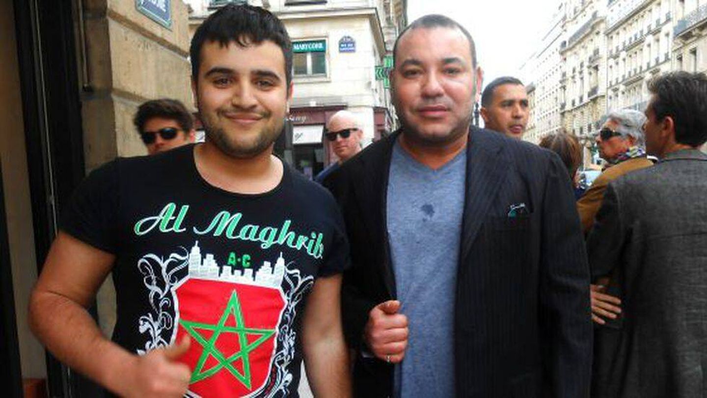 Foto cedida por Omar el Far, inmigrante marroquí en Francia, que logró fotografiarse en mayo de 2013 con Mohamed VI en la plaza Vendôme de París.