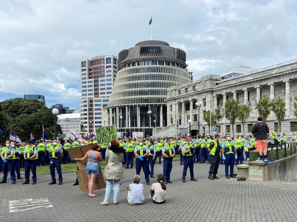 Foto: Manifestantes antivacunas frente al Parlamento de Wellington. (Reuters/Praveen Menon)