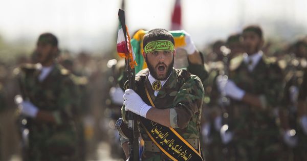 Foto: Efectivos de la milicia Basij durante un desfile para conmemorar el aniversario de la guerra Irán-Irak, en Teherán. (Reuters)