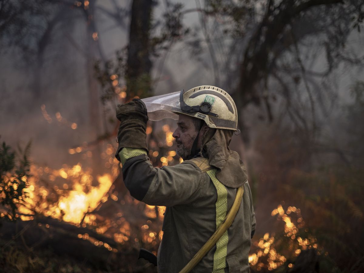 Foto: Un bombero forestal, en labores de extinción. (EFE/Brais Lorenzo)