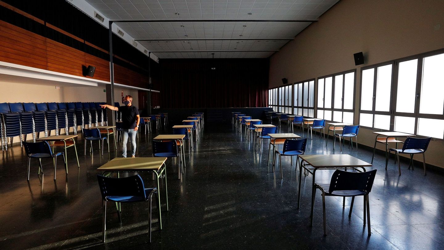 Un profesor prepara un aula en una sala multiusos en un colegio de Valencia. (EFE)