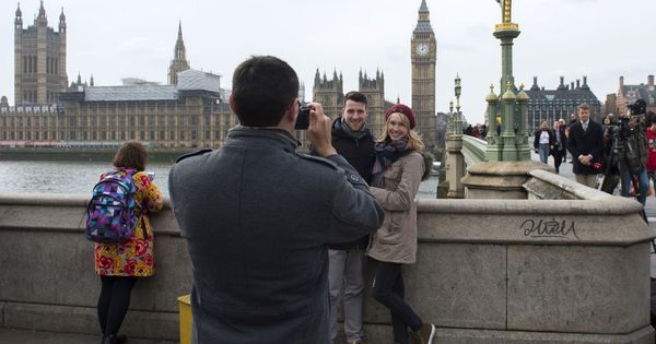 Foto: Dos turistas posan para una foto en el centro de Londres. (EFE)